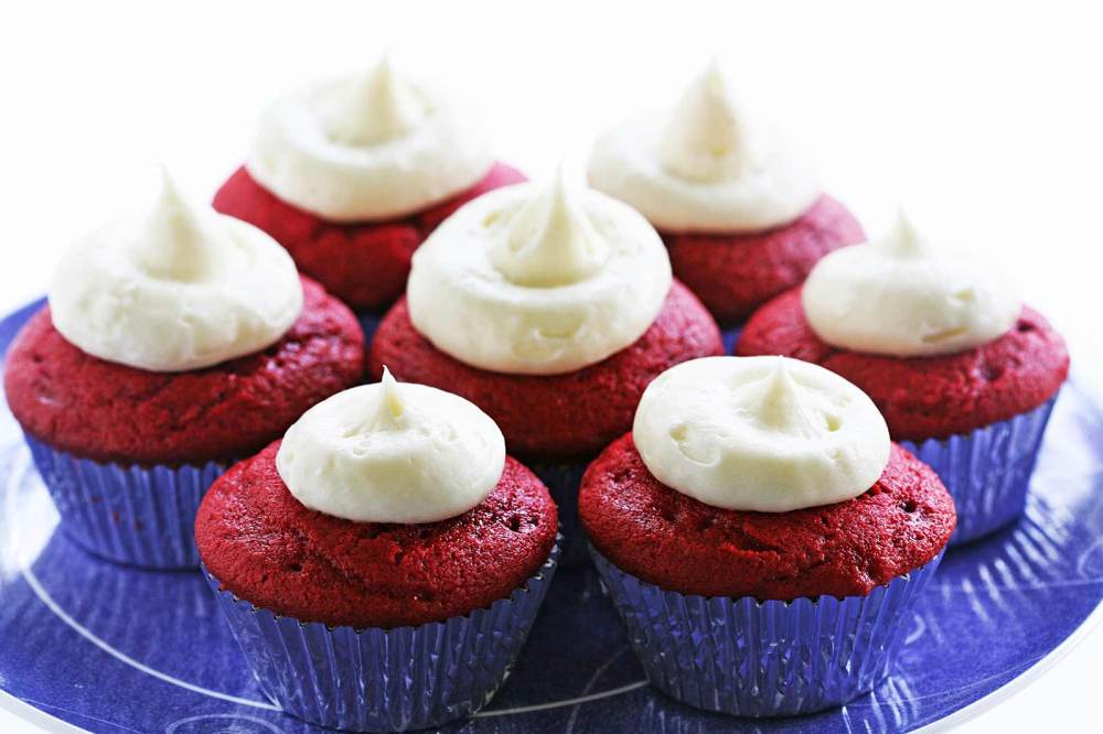 red-velvet-cupcakes-horiz-a-1600